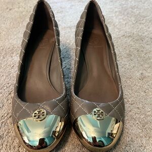 Tory Burch Kaitlin Quilted Pump Taupe with Metal Gold Toe sz 10